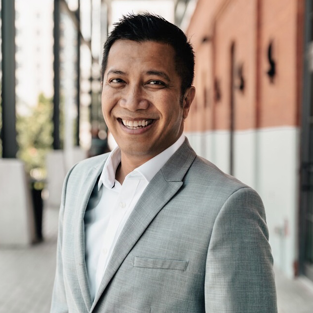 Jansz Umboh, LoKation real estate agent
